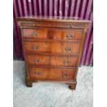 A GOOD QUALITY MAHOGANY CHEST OF DRAWERS, with cross banded top, a brush slide above four graduated