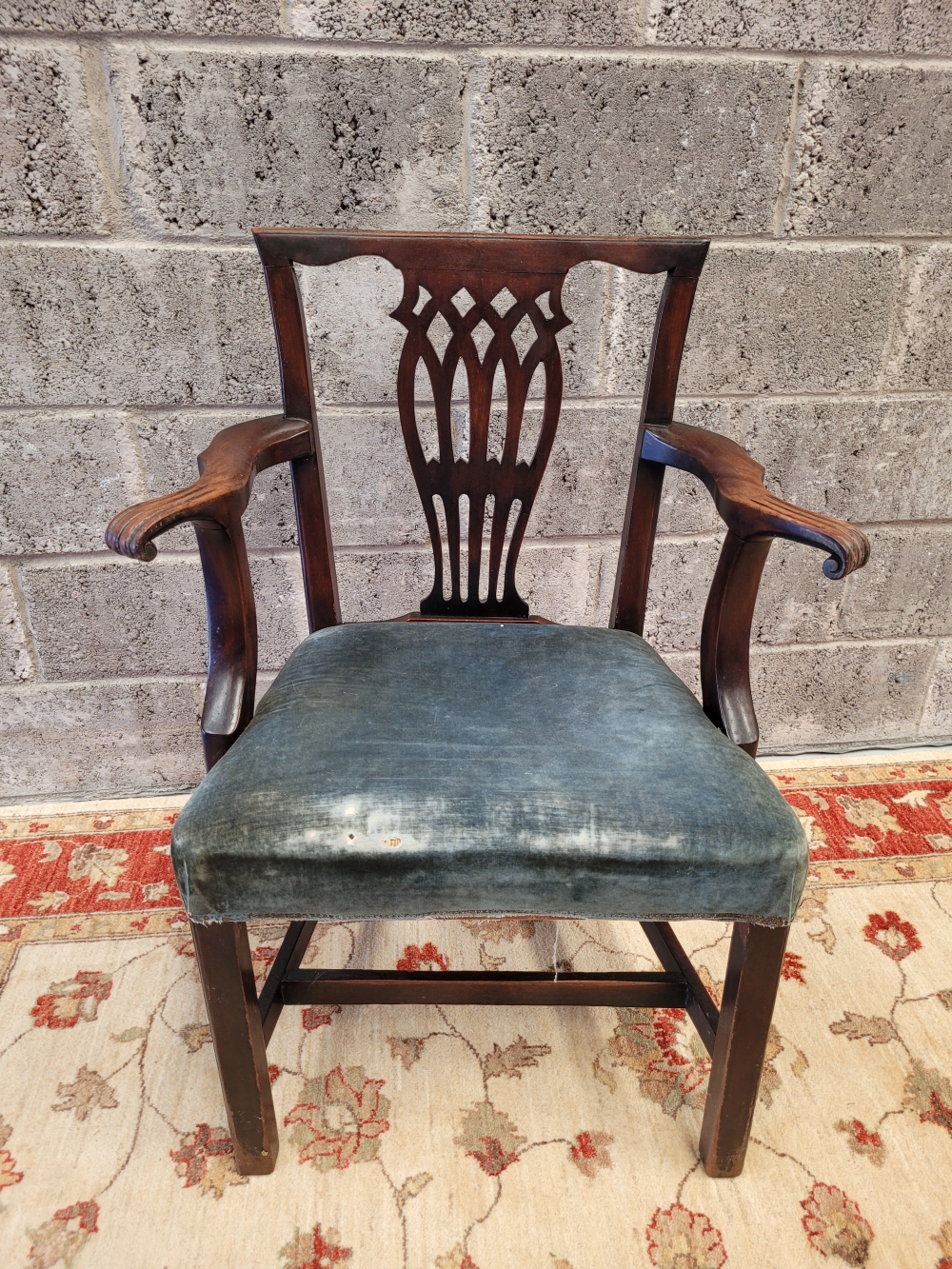 A FINE IRISH 18TH CENTURY CARVER / ARM CHAIR, with carved scroll tip arm rests, and pierced splat ba