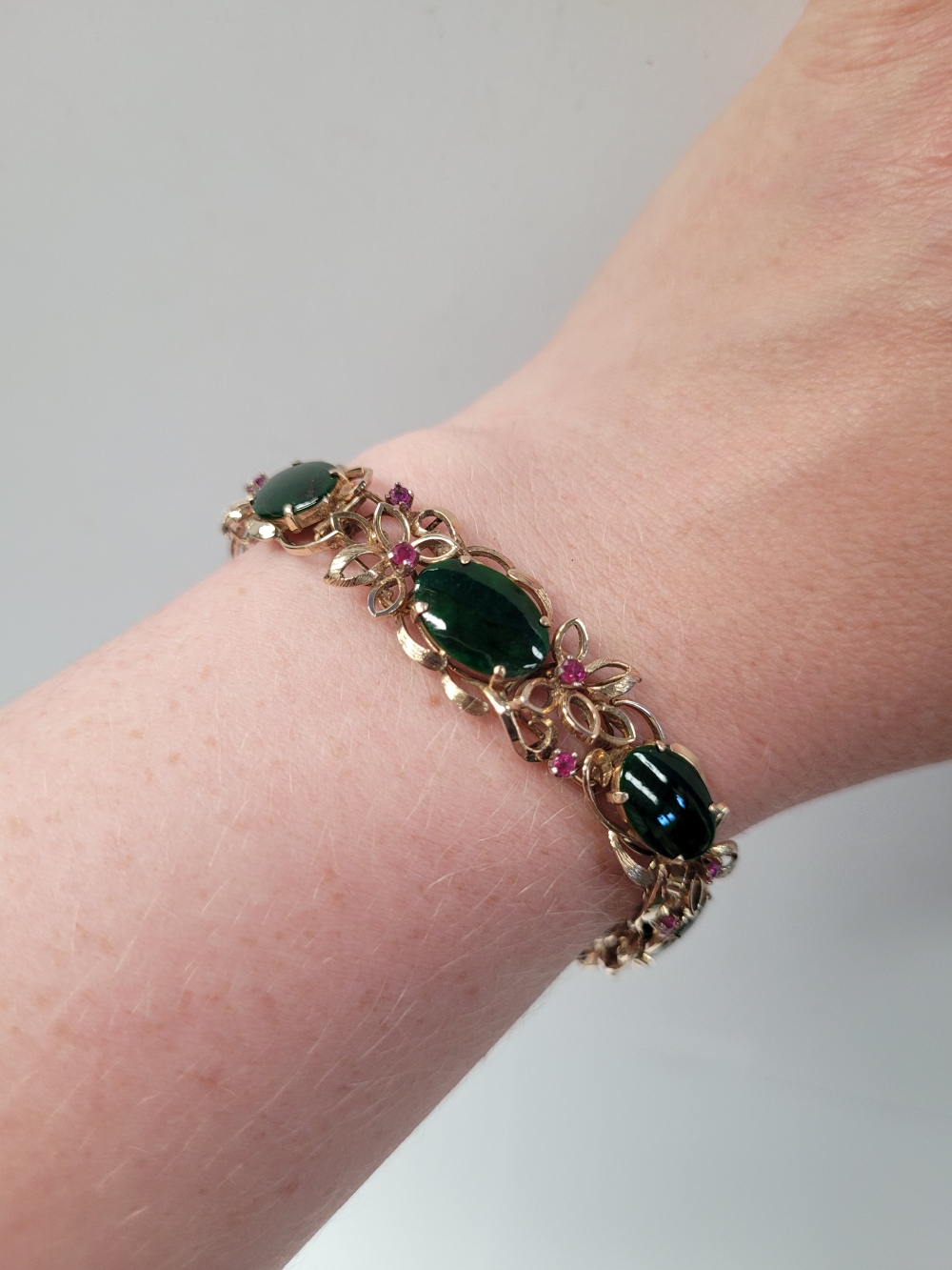 A 14CT YELLOW GOLD JADE AND RUBY BRACELET, 19cm long. Floral design setting. Marked 585 14K. - Image 4 of 7