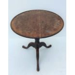 A GOOD QUALITY IRISH GEORGIAN MAHOGANY WINE / LAMP TABLE, in need of restoration, 69.8cm (H) x 69.3c