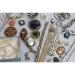 A quantity of costume jewellery