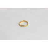 A 22ct gold wedding ring, 3.2g