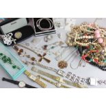 A quantity of costume jewellery