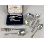 A cased George V silver christening set of spoon and pusher, maker Harrods Ltd, London 1920, a