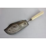 A George III silver fish slice with pierced blade of a swimming fish, London 1810, 28cm