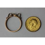 A 1914 sovereign and a loose 9ct gold pendant mount (a/f)