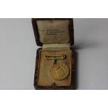 An Italian gold medallion brooch with coat of arms and inscription dated 1933, stamped K18, 5.3g