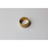 A 22ct gold ring, 11g