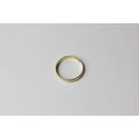 An 18ct gold wedding ring 2g