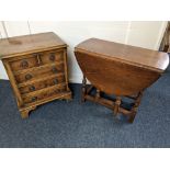 A small oak gate leg table, with oval drop-leaf top on turned supports, 79cm fully extended,