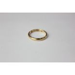 An 18ct gold wedding ring 2.8g