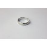 A platinum wedding ring with facetted design, 5g