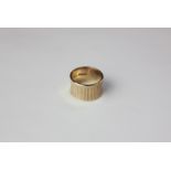 A 9ct gold ring concave form with reeded decoration 5g