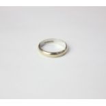 An 18ct yellow gold wedding band 5g