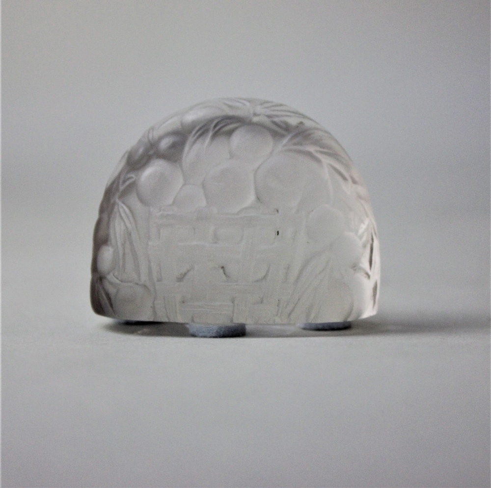 An R Lalique 'Peches' glass menu holder, of domed form, 4.5cm high (a/f)