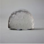 An R Lalique 'Peches' glass menu holder, of domed form, 4.5cm high (a/f)