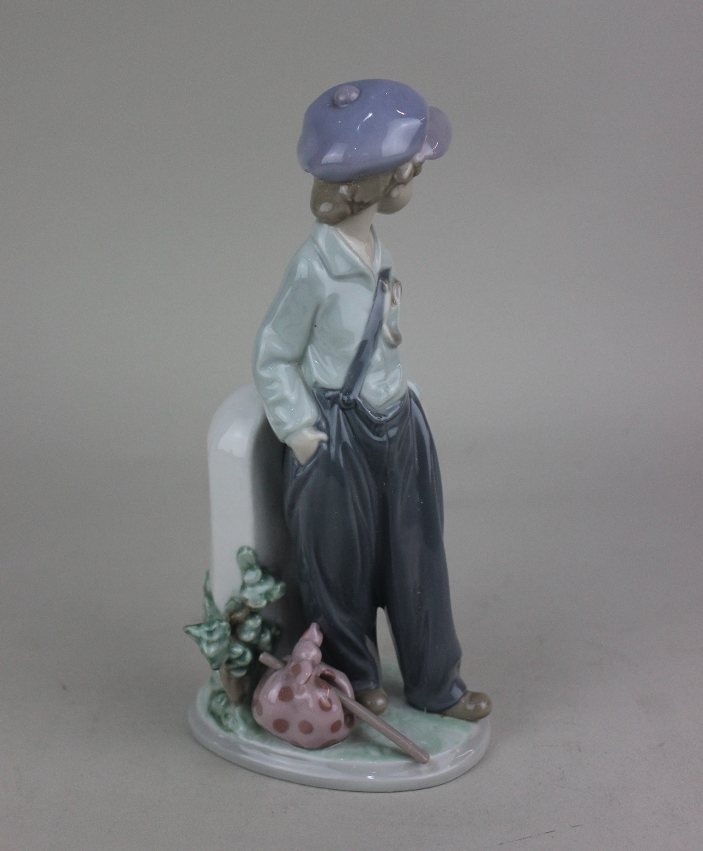 A Lladro porcelain figure of a boy 'The Wanderer', 21cm high, with box - Image 3 of 3