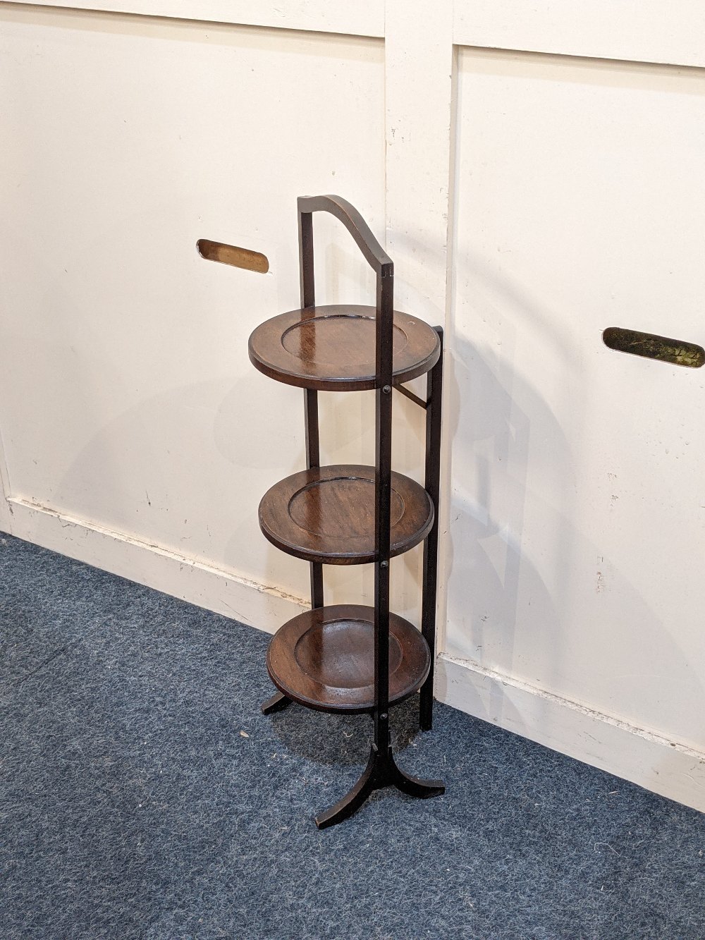 A folding cake stand with three circular dished tiers, 86cm high