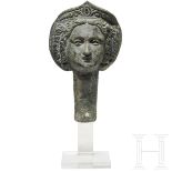 Große Bronzeapplike mit dem Haupt einer Göttin, römisch, 1. - 2. Jhdt.