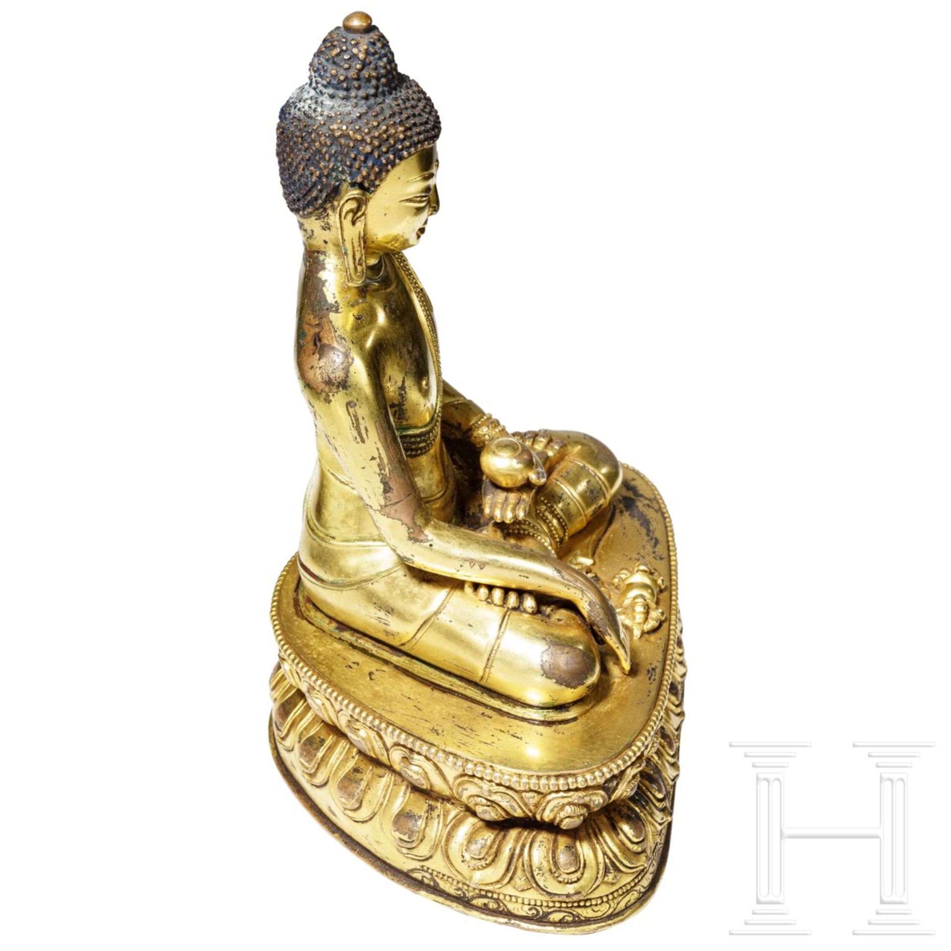 Vergoldete Bronzeskulptur des Akshobya, sino-tibetisch, 18. Jhdt. - Image 4 of 12