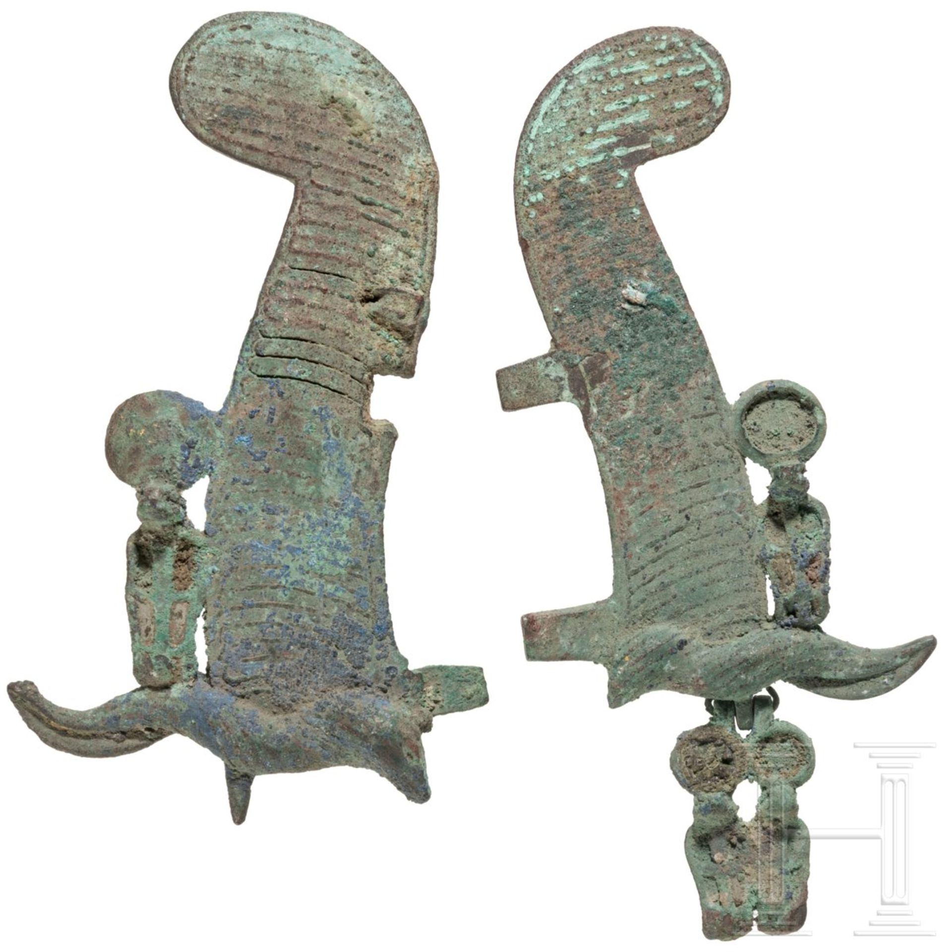 Zwei Hälften von Federkronen mit Uräusschlangen, Bronze, Ägypten, 2. - 1. Jtsd. v. Chr.