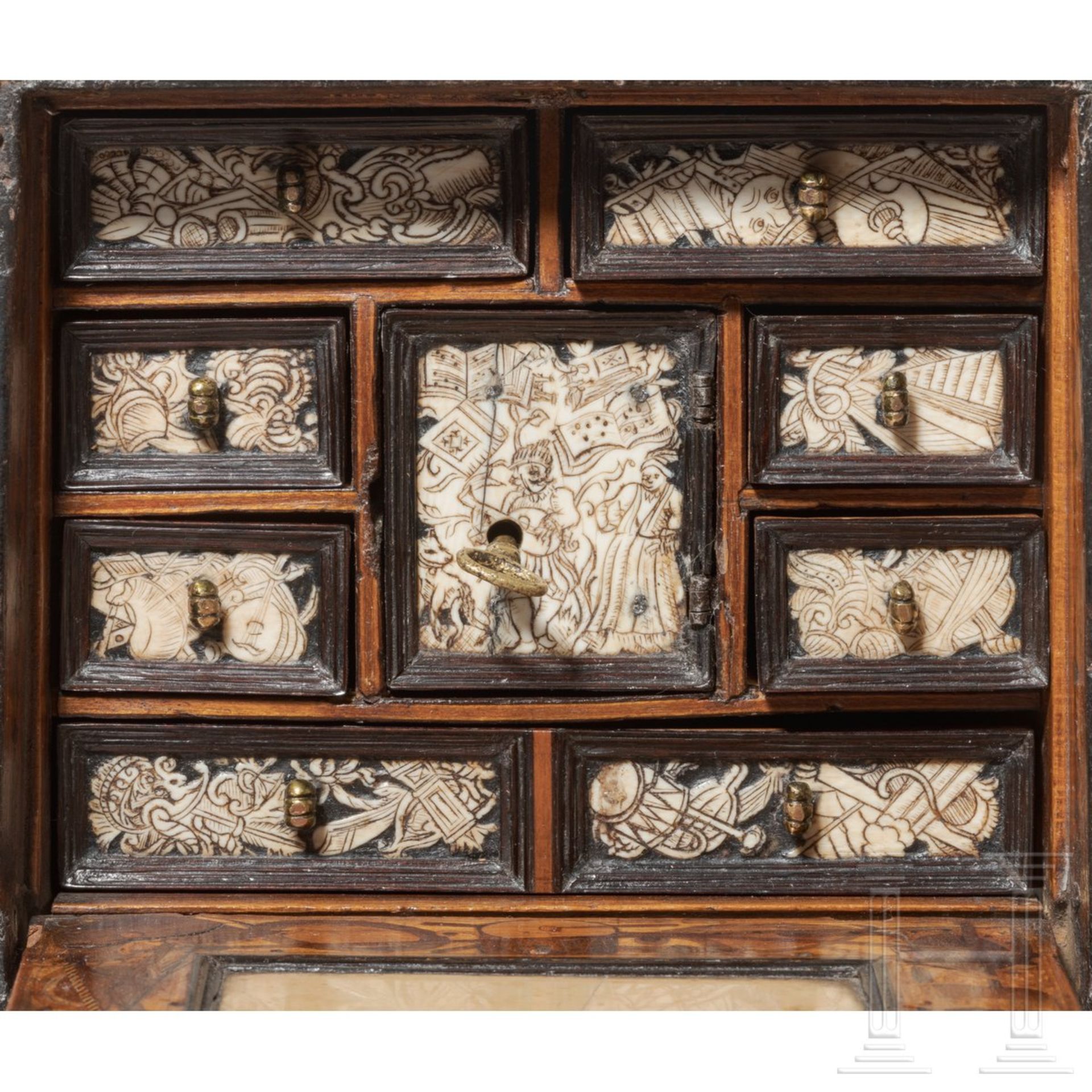 Lederbezogenes Miniatur-Kabinett, wohl Nürnberg, um 1600 - Image 5 of 9