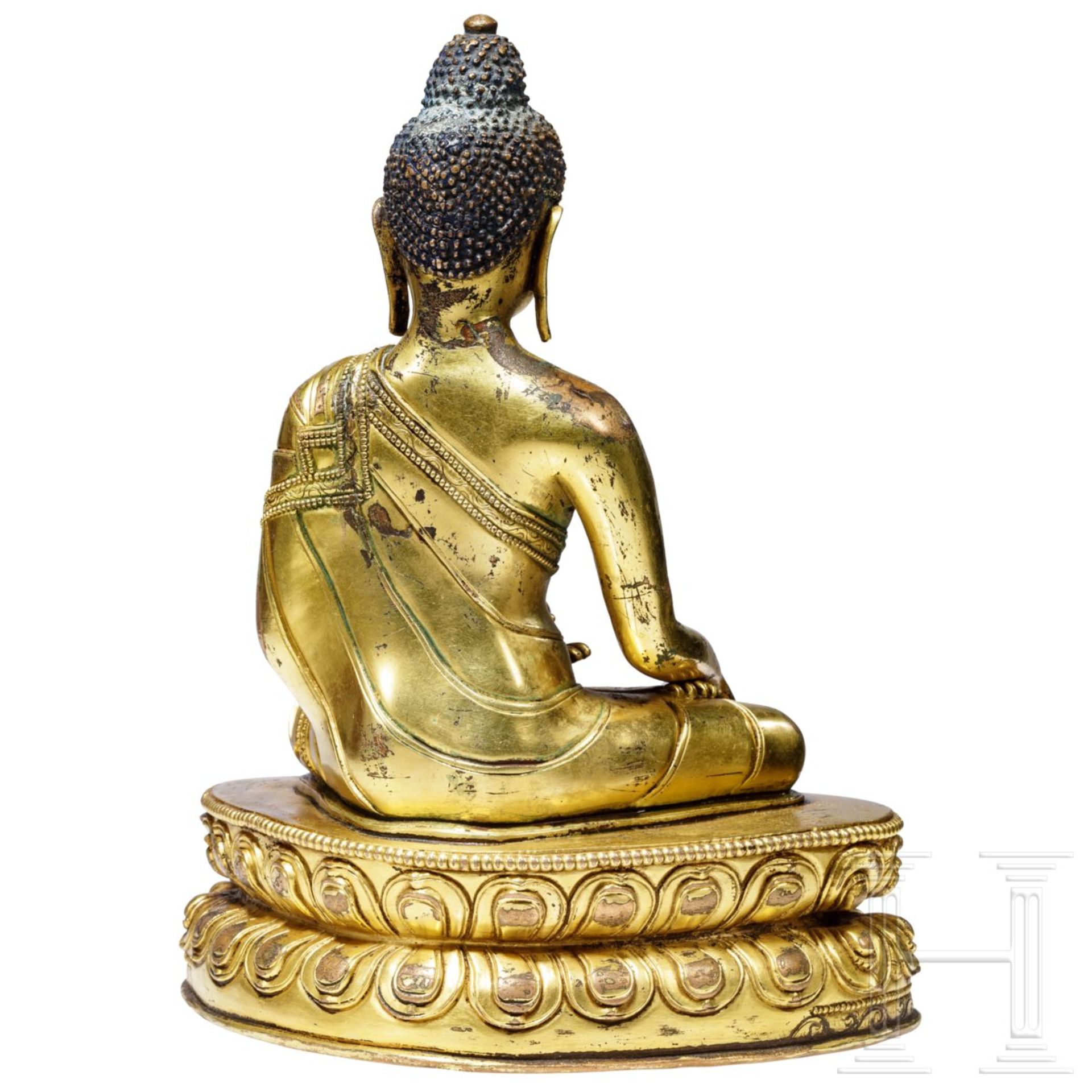 Vergoldete Bronzeskulptur des Akshobya, sino-tibetisch, 18. Jhdt. - Image 6 of 12