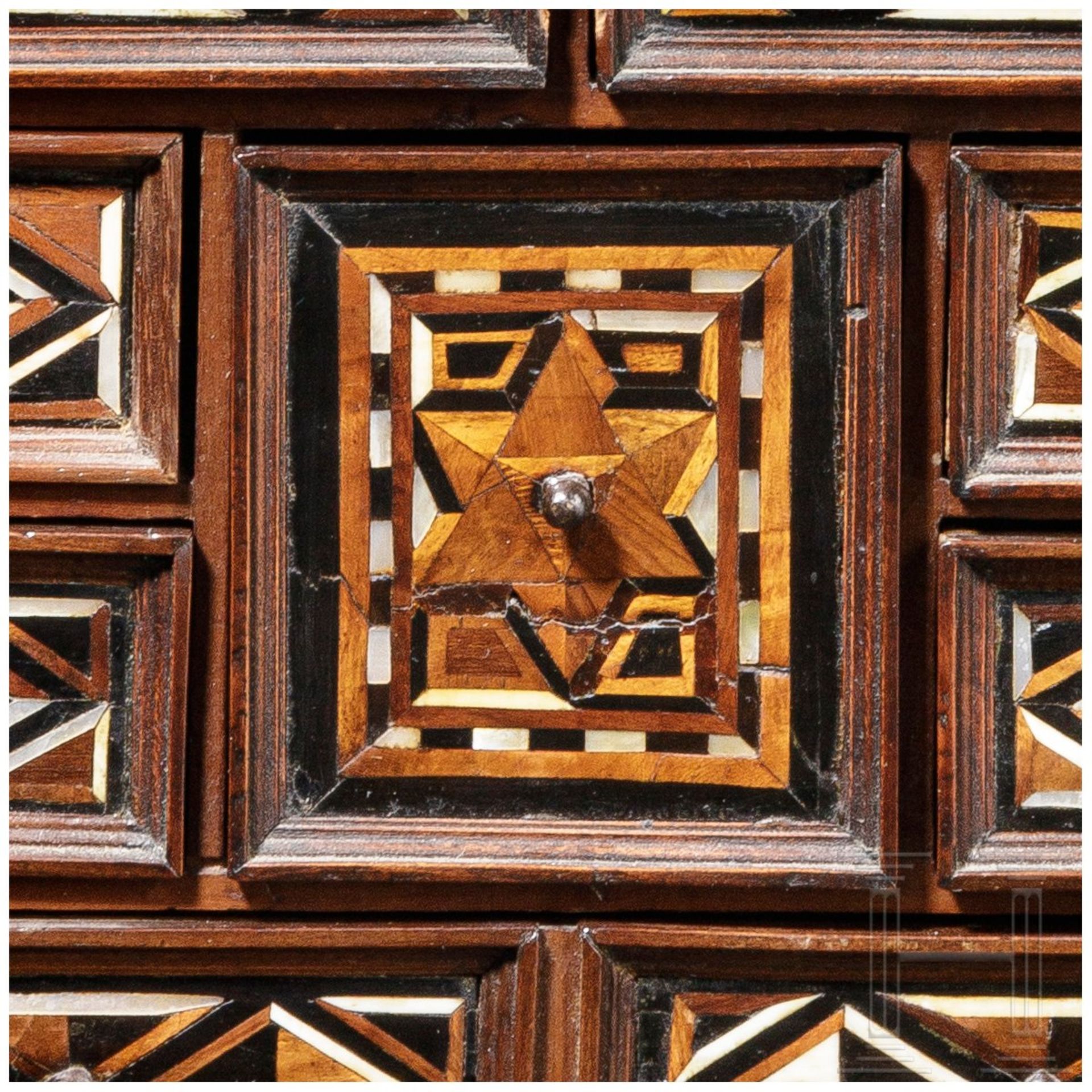 Ebenholzfurniertes Kabinettkästchen mit geometrischem Dekor, Nürnberg, um 1600 - Bild 5 aus 7