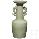 Longquan-Vase mit Ziergriffen, Yuan-Dynastie, 14. Jhdt.