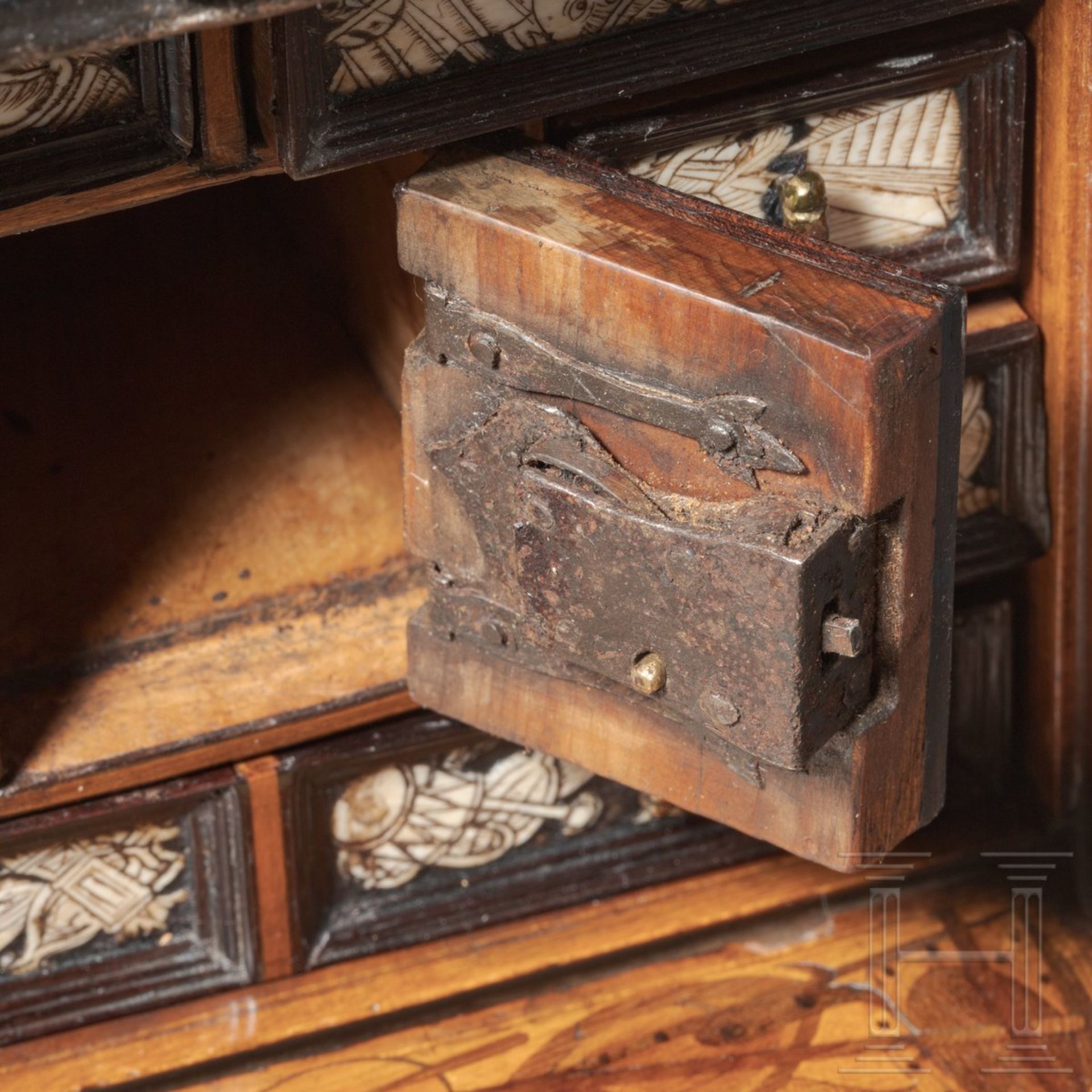 Lederbezogenes Miniatur-Kabinett, wohl Nürnberg, um 1600 - Bild 6 aus 9