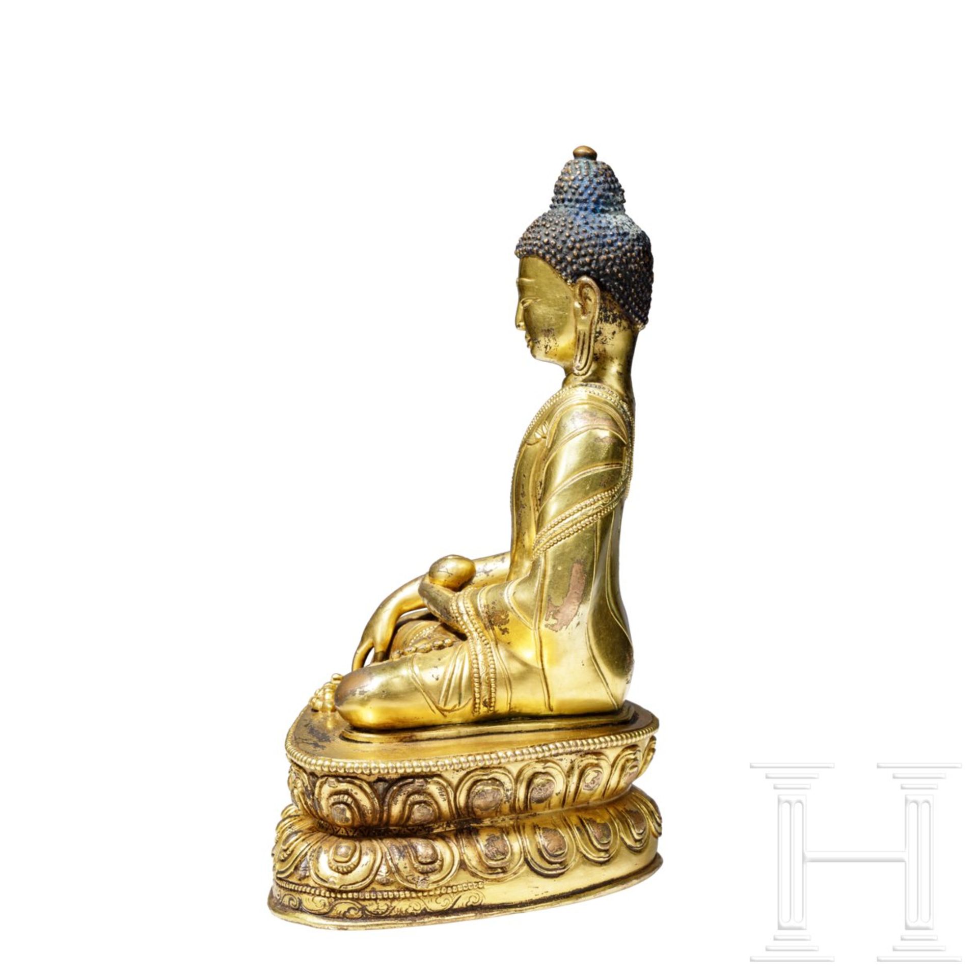 Vergoldete Bronzeskulptur des Akshobya, sino-tibetisch, 18. Jhdt. - Image 5 of 12