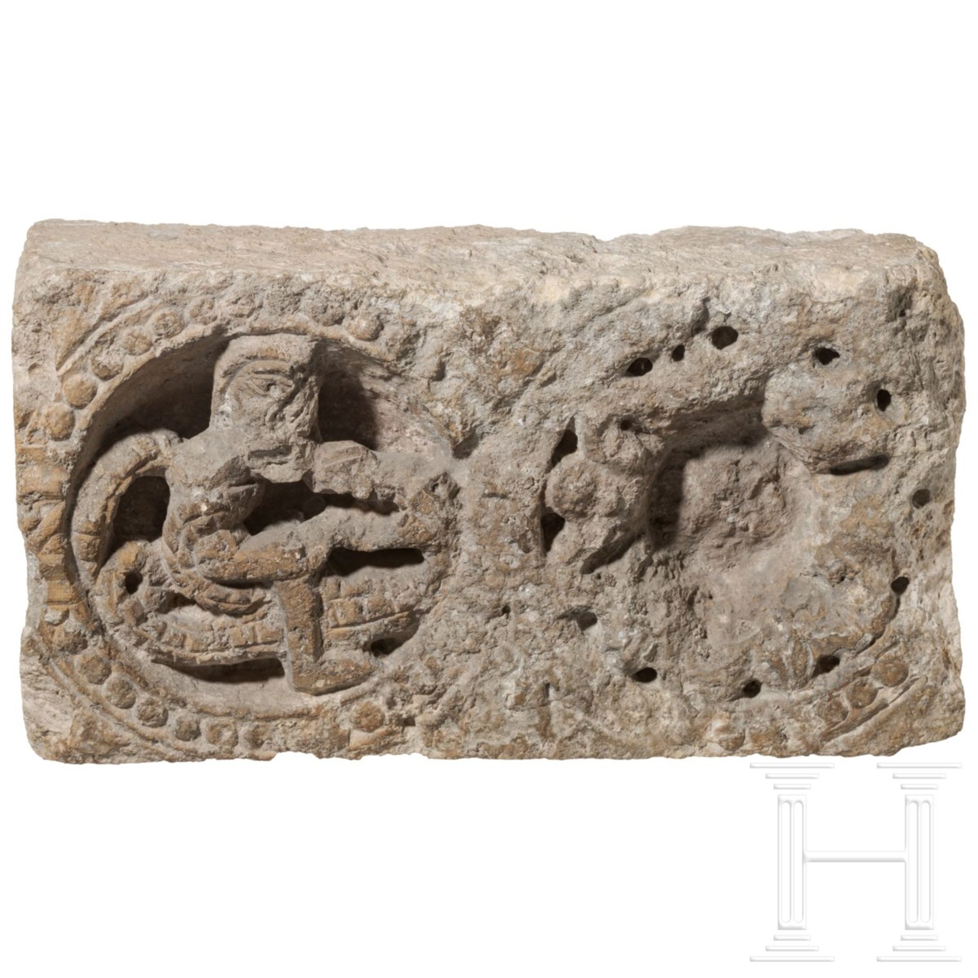 Fragment eines romanischen Kalksteinfrieses, Frankreich, wohl Cluny, 11./12. Jhdt. - Image 2 of 6