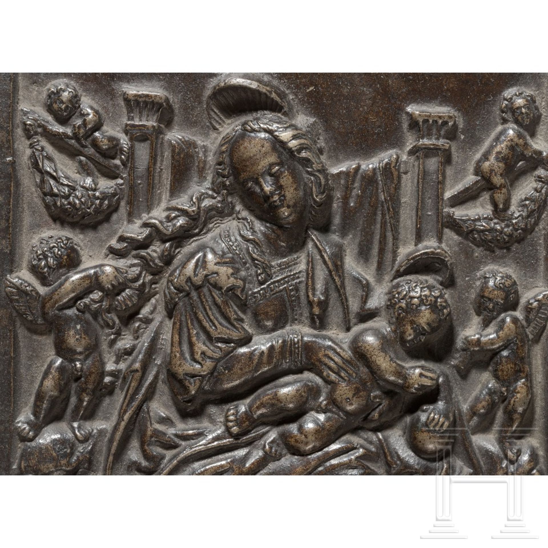 Bronzeplakette mit thronender Maria, Augsburg, Umkreis Hans Schwarz, um 1520 - Image 4 of 5