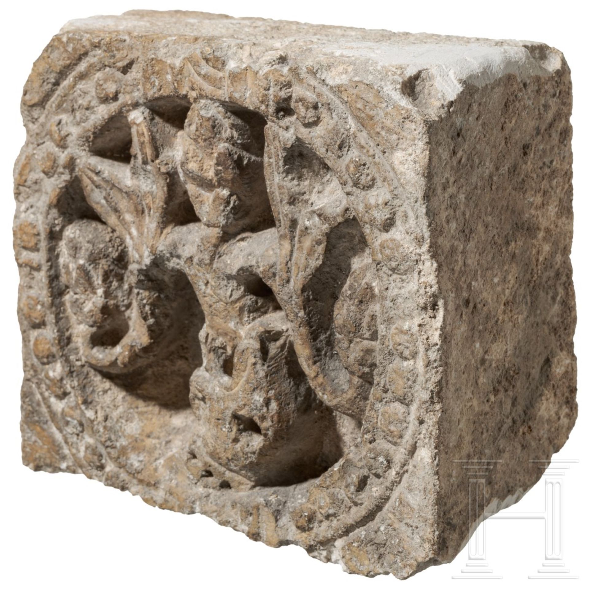 Fragment eines romanischen Kalksteinfrieses, Frankreich, wohl Cluny, 11./12. Jhdt. - Image 2 of 3