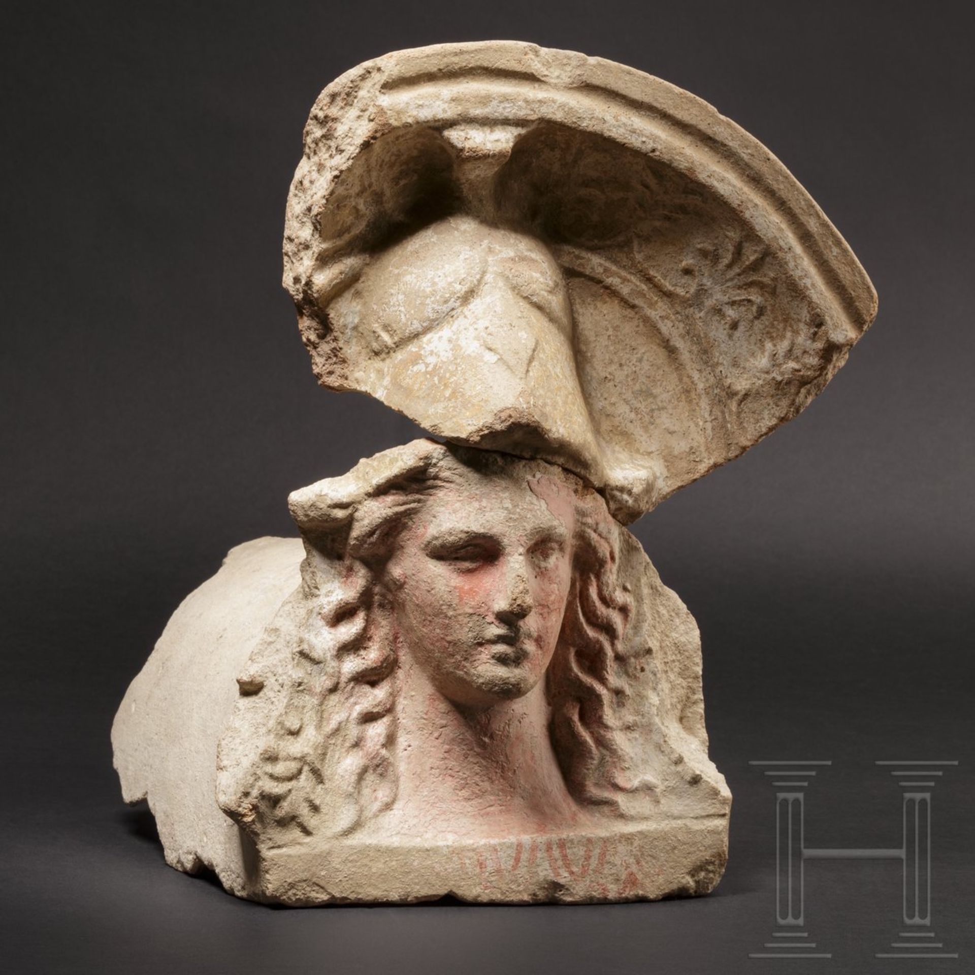 Terrakotta-Antefix mit polychrom gefasstem Haupt der Athena, Unteritalien, 4. – 3. Jhdt. v. Chr.
