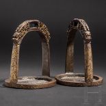 Ein Paar goldtauschierte Steigbügel der kaiserlichen Werkstätten, China, Qing-Dynastie