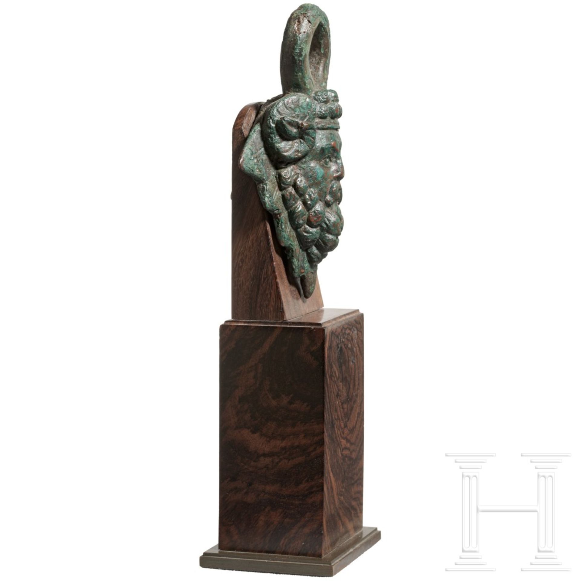 Bronze-Attasche mit dem Haupt des Jupiter-Ammon, römisch, 1. - 2. Jhdt. - Image 3 of 5