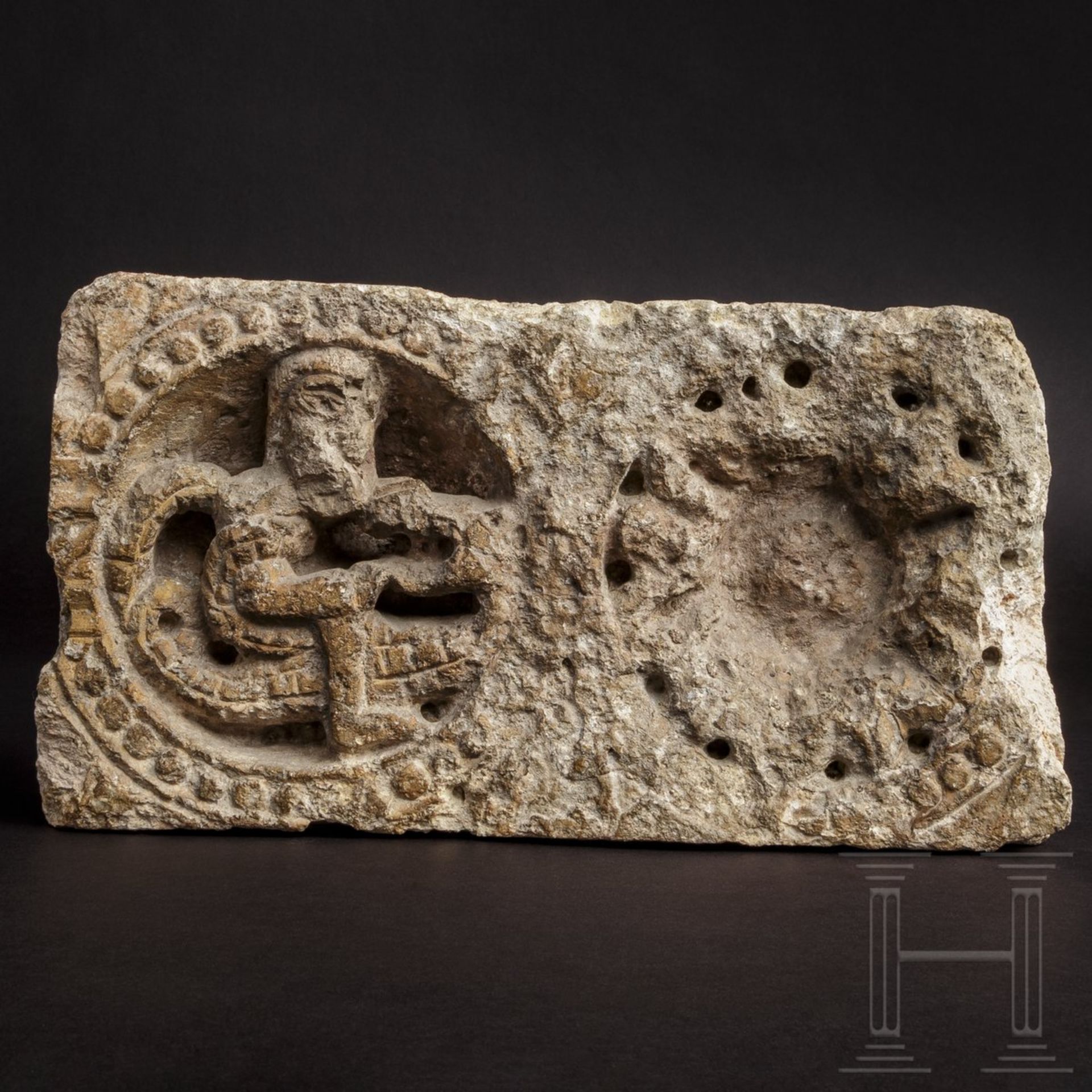 Fragment eines romanischen Kalksteinfrieses, Frankreich, wohl Cluny, 11./12. Jhdt.