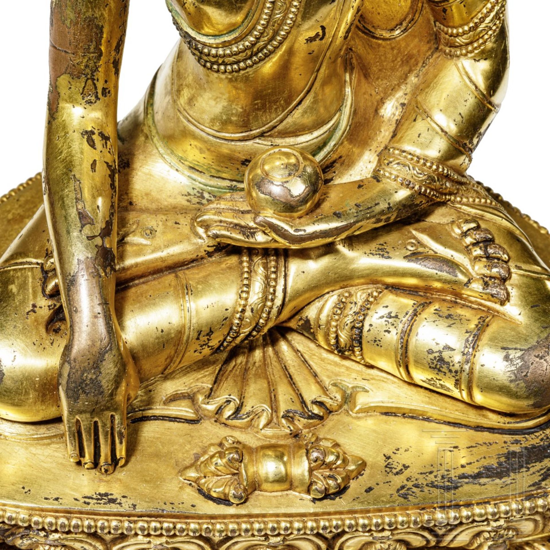 Vergoldete Bronzeskulptur des Akshobya, sino-tibetisch, 18. Jhdt. - Image 7 of 12