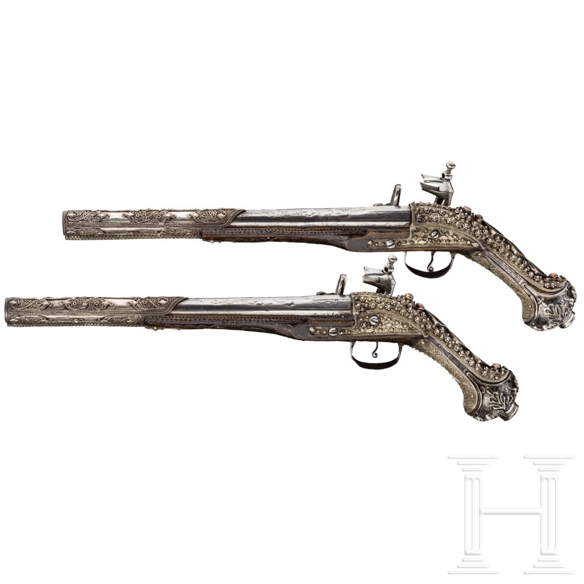 Ein Paar silbermontierte Luxus-Miqueletpistolen mit Korallenbesatz, osmanisch, um 1800 - Bild 2 aus 7