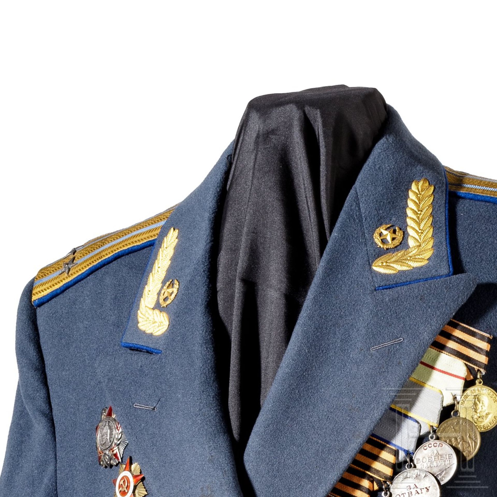 Paradejacke eines Oberstleutnants der sowjetischen Miliz mit neun Auszeichnungen, um 1950-70  - Bild 4 aus 9
