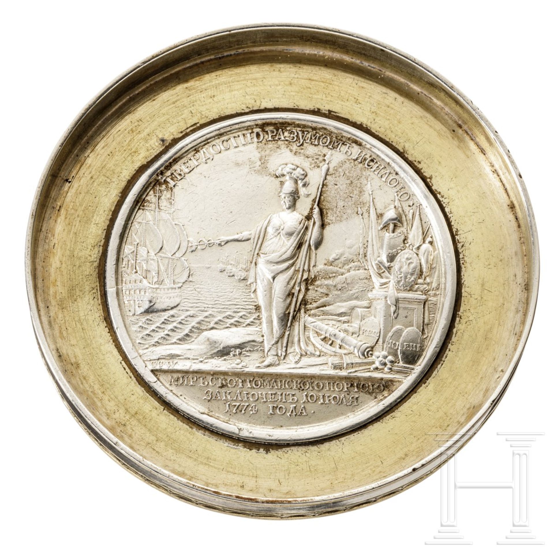 Teilvergoldete Deckeldose mit Silbermedaille der russischen Kaiserin Katharina der Großen, Ende 18.  - Bild 3 aus 4