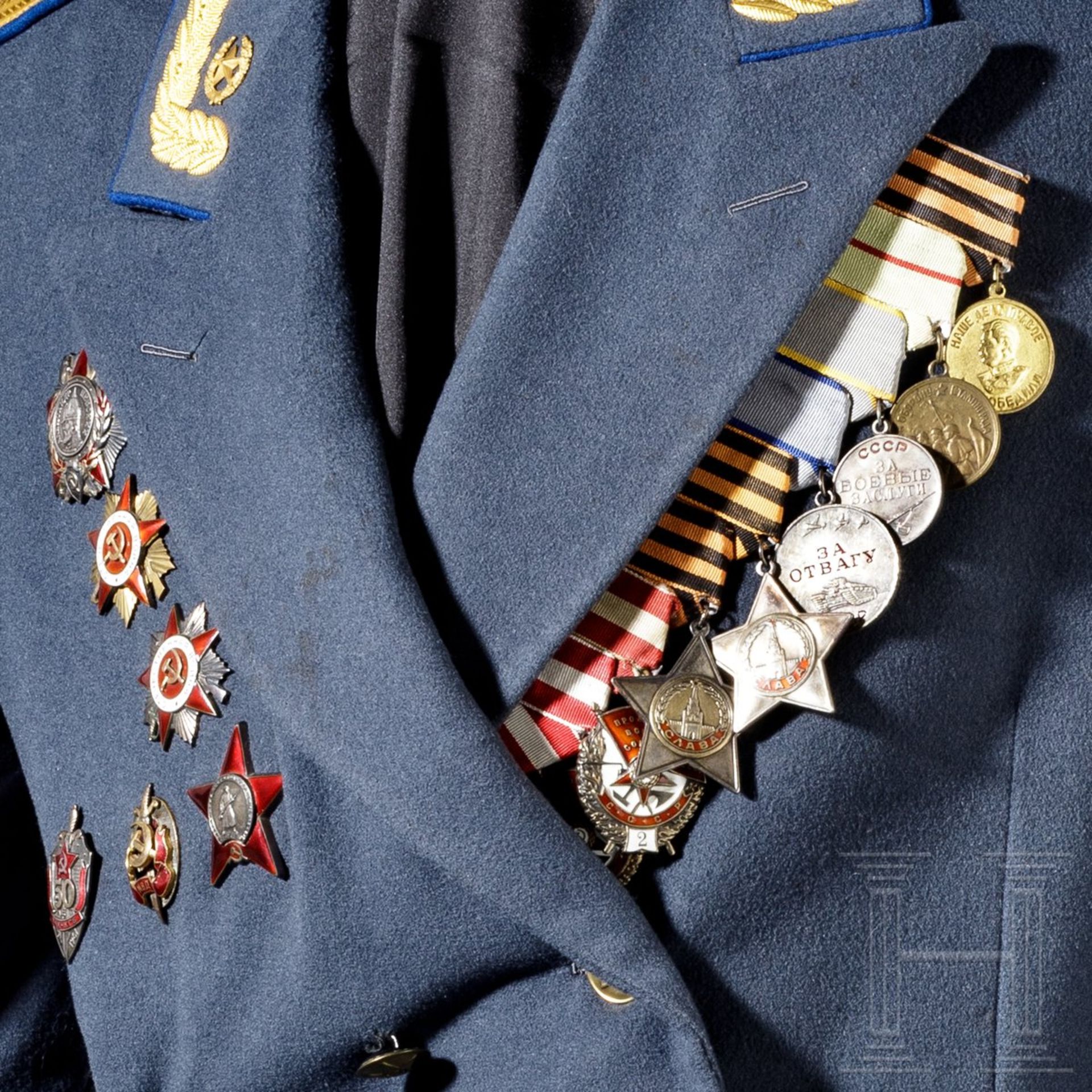 Paradejacke eines Oberstleutnants der sowjetischen Miliz mit neun Auszeichnungen, um 1950-70  - Bild 2 aus 9