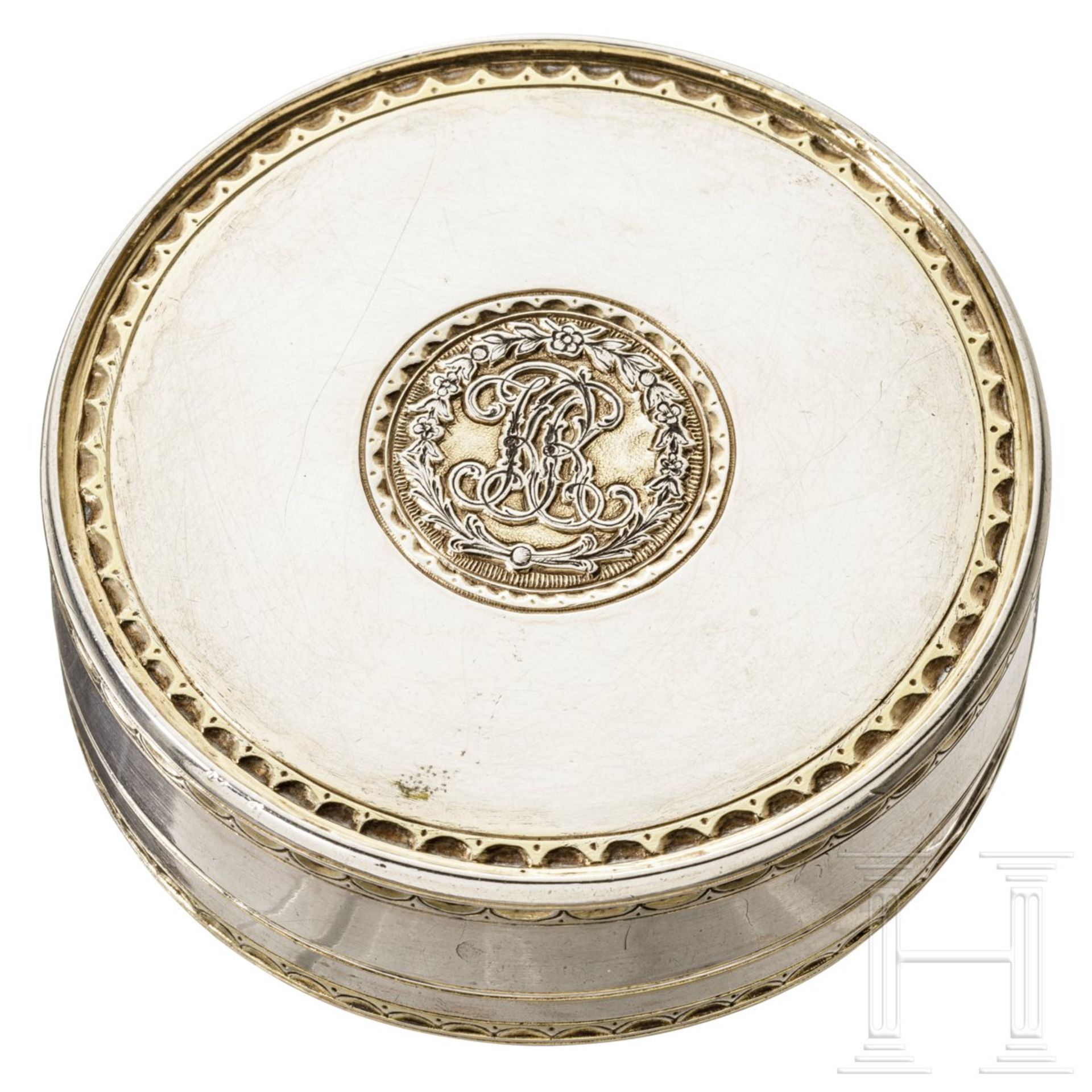 Teilvergoldete Deckeldose mit Silbermedaille der russischen Kaiserin Katharina der Großen, Ende 18.  - Bild 2 aus 4