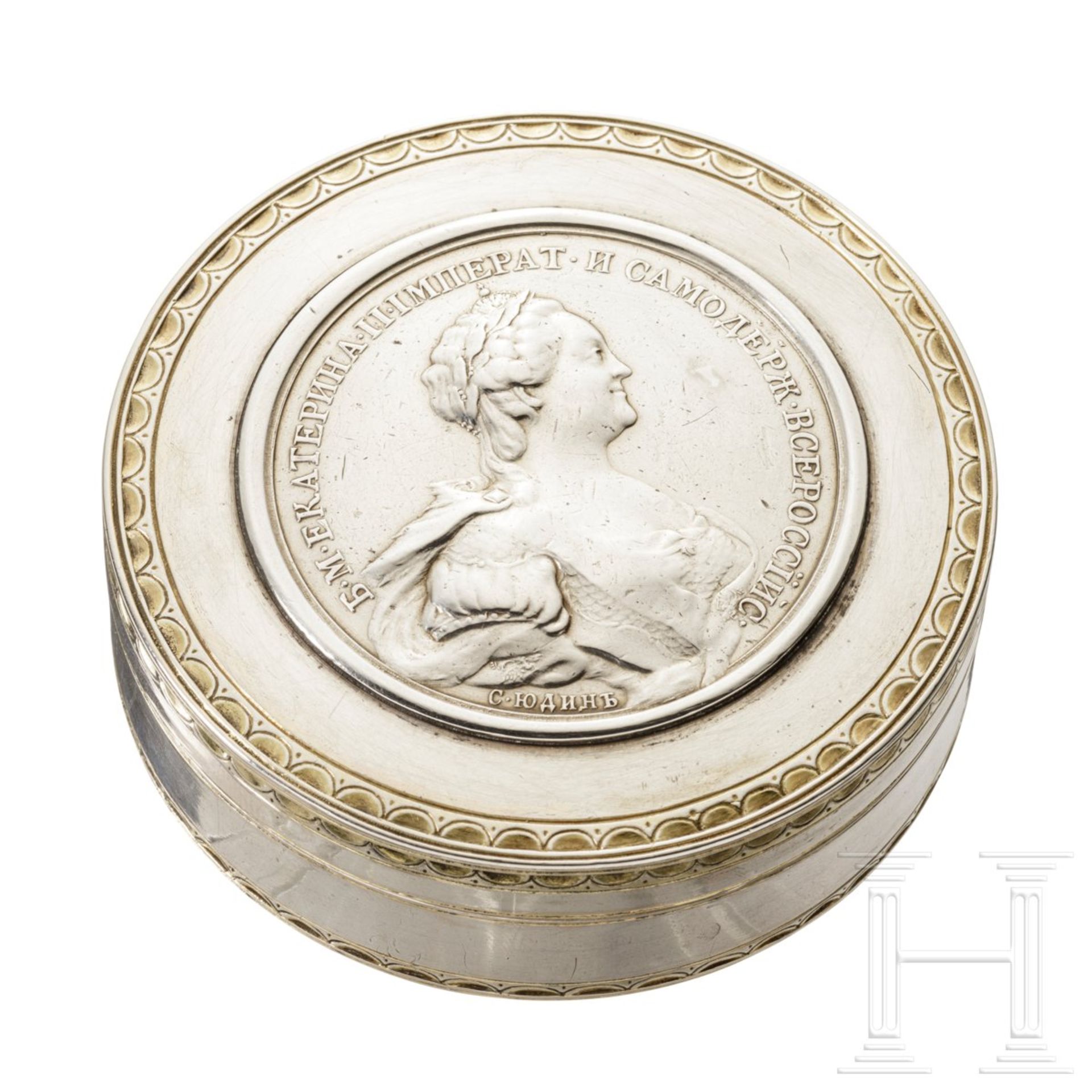 Teilvergoldete Deckeldose mit Silbermedaille der russischen Kaiserin Katharina der Großen, Ende 18. 
