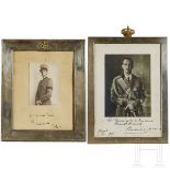 Zwei originalgerahmte Fotos mit Widmungen vom späteren König Umberto II. und Prinz Amedeo, 1932