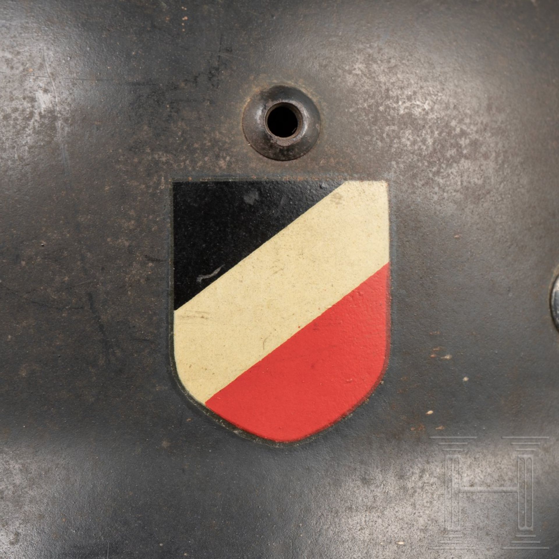 Stahlhelm M 35 der Luftwaffe mit beiden Abzeichen Die Glocke mit eingesetzten Belüftungsnieten, - Image 5 of 12