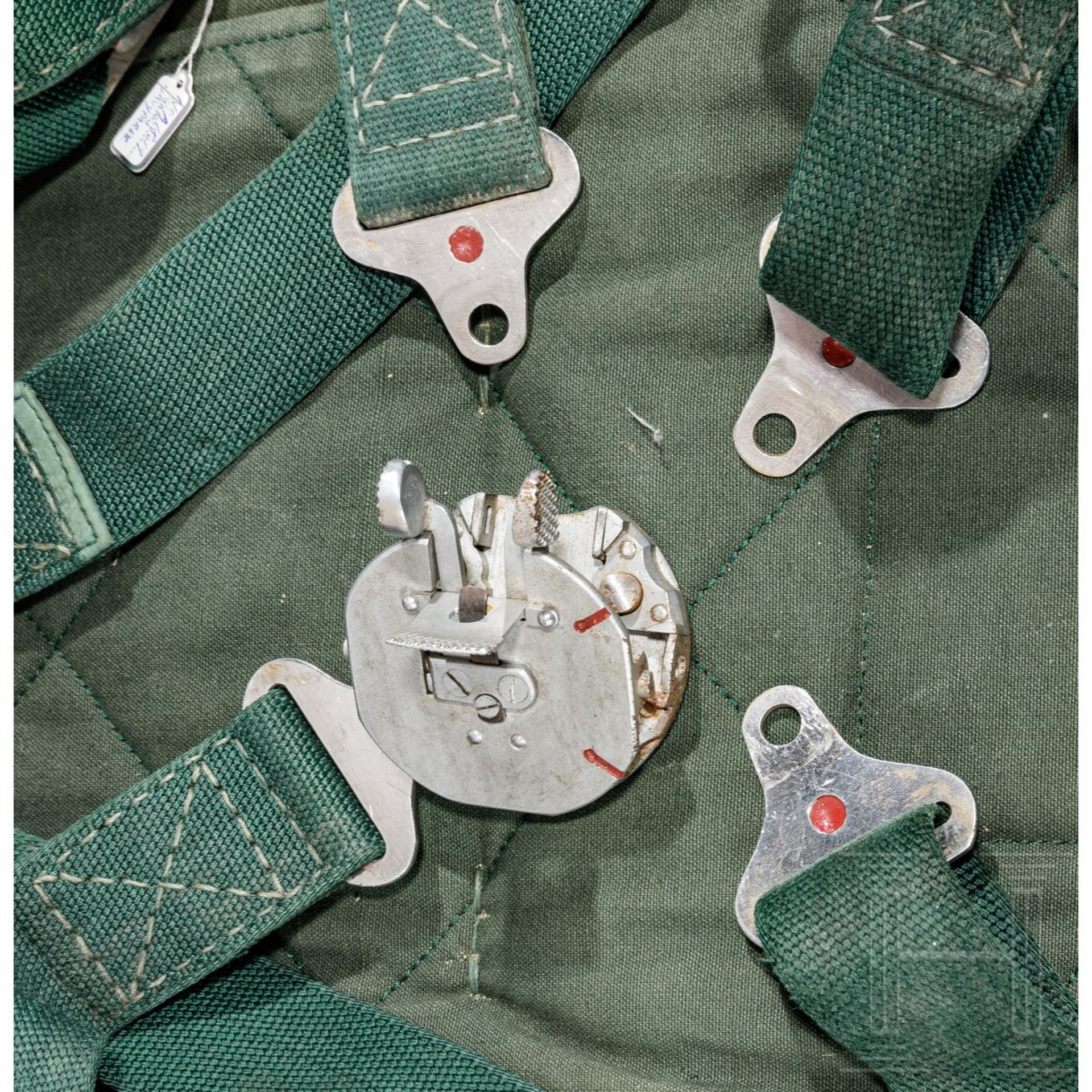 <de>Fallschirm und Fliegerkombination, 2. Weltkrieg<br>Gepackter Fallschirm aus weißer Seide in besc - Bild 11 aus 12