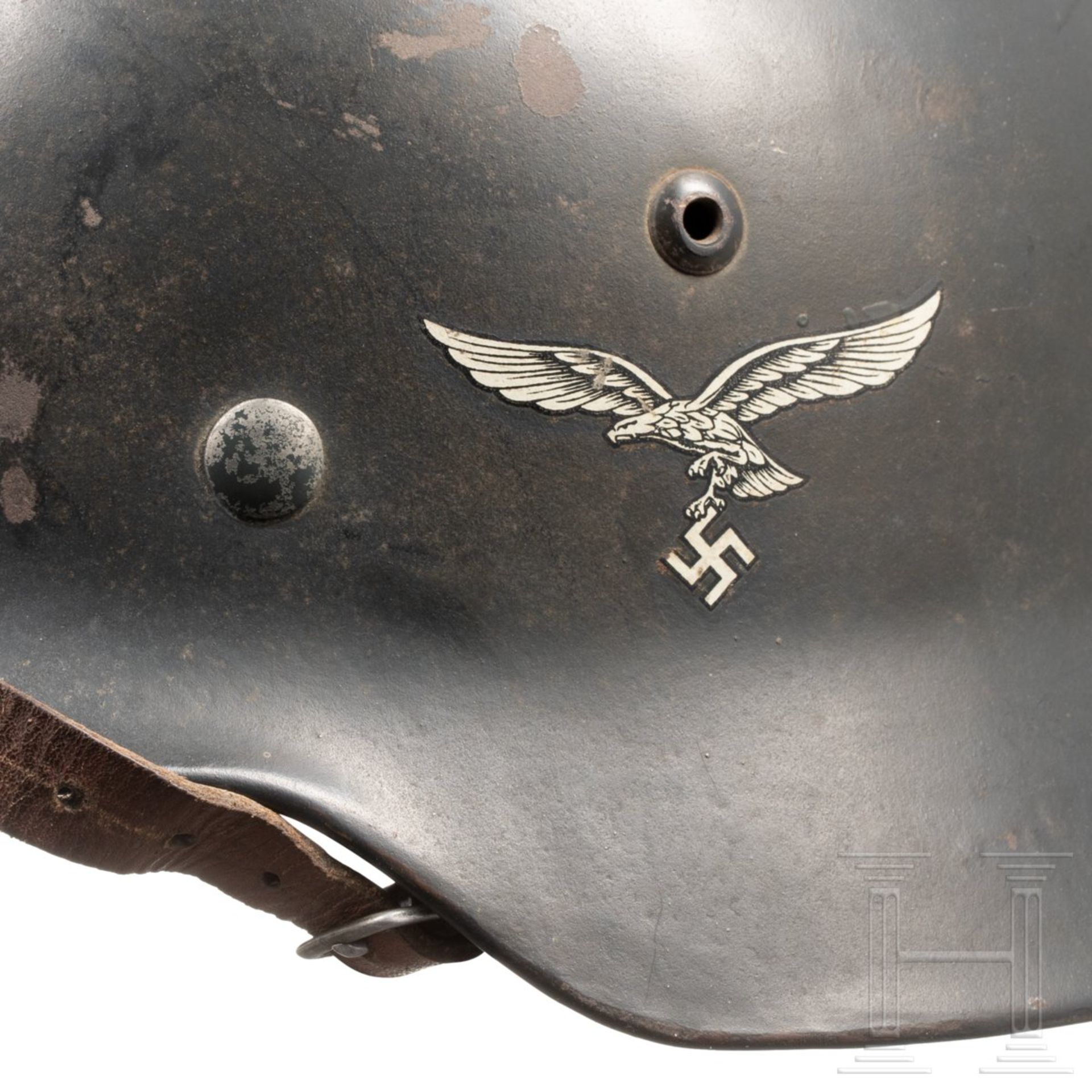 Stahlhelm M 35 der Luftwaffe mit beiden Abzeichen Die Glocke mit eingesetzten Belüftungsnieten, - Image 10 of 12