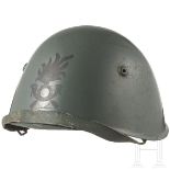 Stahlhelm M 33 der Guardia di FinanzaGraugrün lackierte Stahlglocke (berieben), stirnseitig ein